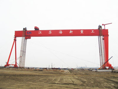 熱烈慶祝海新重工900T龍門吊順利提升到位